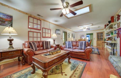 Campbell Retreat in Maggie Valley with Deck! - Foto 6