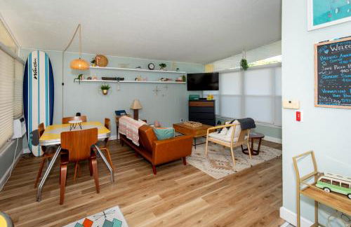 Mid-Century Modern Themed Home with Outdoor Hot Tub - Foto 56