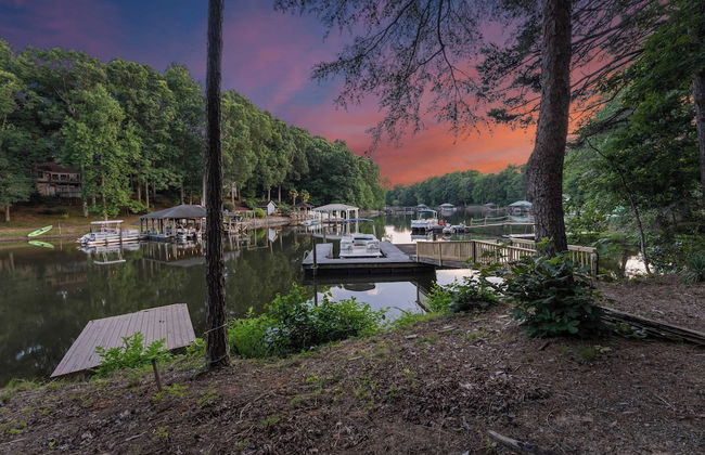 Fireside Fun by Avantstay Sleeps 18 Waterfront + Pool - Foto 7