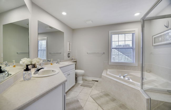 The Nest at Pinecrest by Avantstay Hot Tub Spacious Deck Game Room Fire Pit - Foto 30