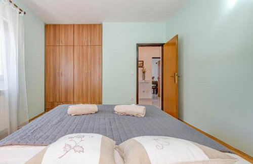 JOVI-relaxing, fenced, private, heated pool & view - Photo 34