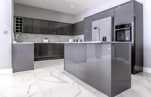 Beautiful Modern Open Plan Living With Hot Tub - Photo 19