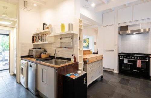 Stunning 6 Bedroom with Swimming Pool & Sauna! - Foto 45