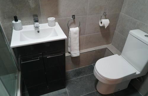 Modern 2 Bed Apartment, Desborough, Kettering, Sleeps 5, Free Parking, WIFI, Ideal for Contractors, Professionals, Families and Relocations - Photo 40