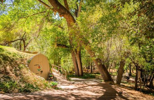 Myrinn-Hobbit Cottage on the Creek Storybook Stay - Foto 32