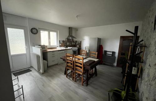 Logement sous maison habitée en face de la foret petite cour - Foto 2