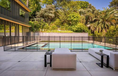 Luxury 6BR Beverly Hills Villa with Pool and Views - Photo 17