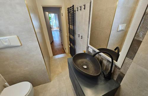 Exclusive top floor 2-bedroom flat - Photo 30