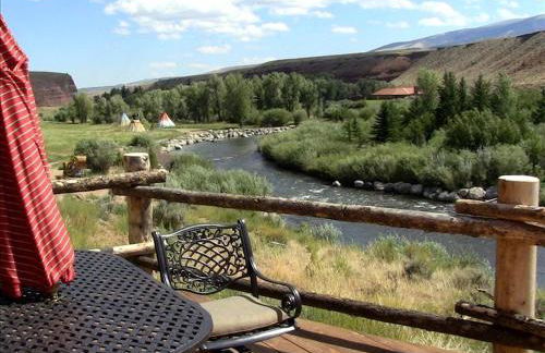 Rustic Riverside Cabin with Hot Tub in Dubois, Wyoming - Foto 10