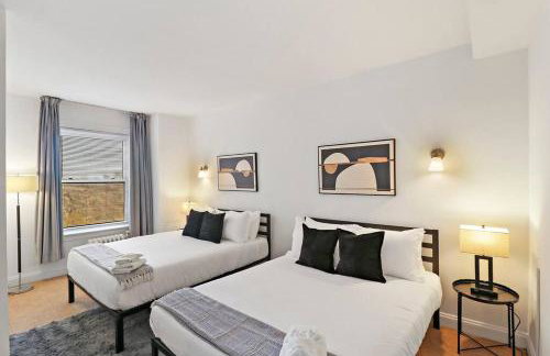 Sleek 1-Bedroom Apt in Chicago - East Park Tower 0610 rep - Photo 4