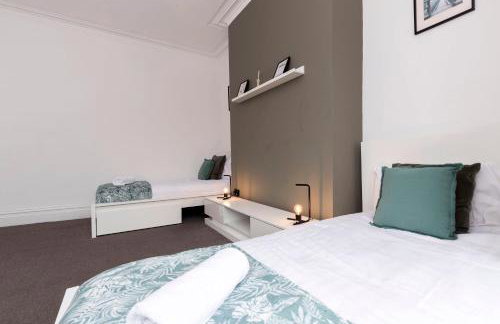 Spacious 4BR Home in Gateshead Sleeps 8 with FREE Parking - Foto 18