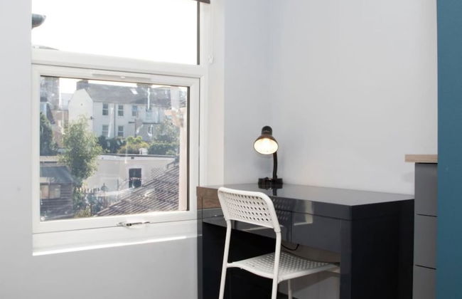 Immaculate 5-bed House in the City Centre Ashford - Photo 9