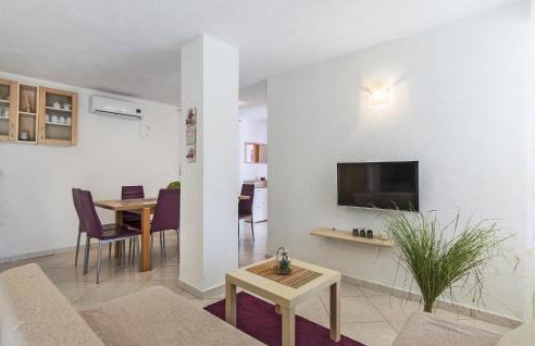 Four-Bedroom Holiday Home Labin With Sea View 08 - Photo 17