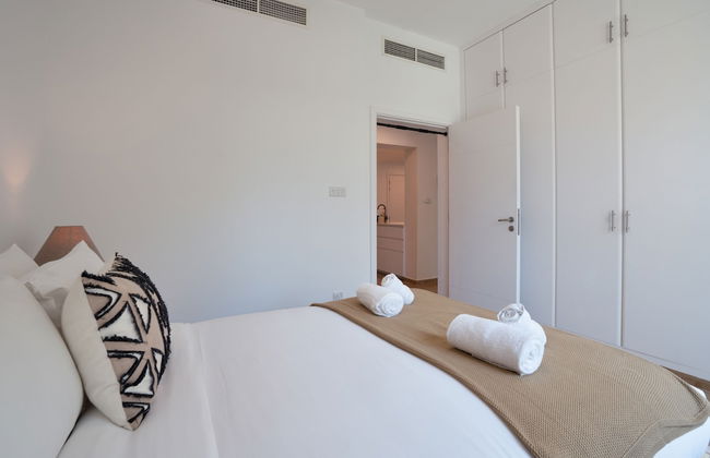 Luxurious Apt with Balcony The Greens Dubai - Photo 5