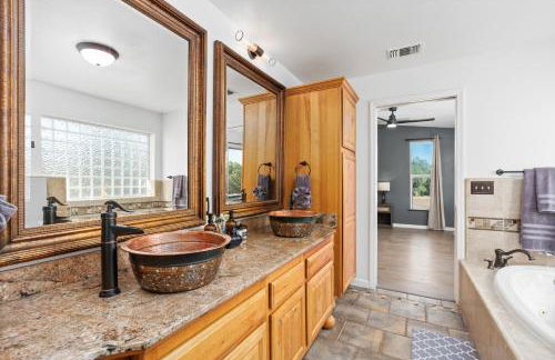 4000 SF, 20 Acre Gated Luxe Estate, Game Room, Pano View, Pool, Spa - Foto 55