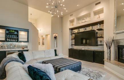 Luxury Contemporary Sanctuary w/ Pool and Views! - Foto 12