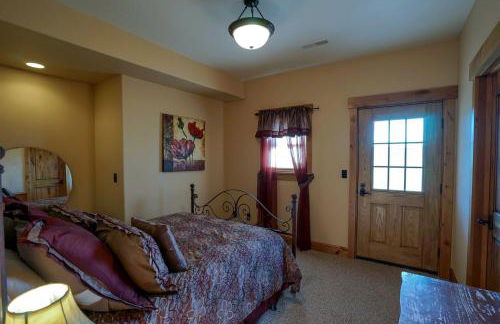 Scenic Mountain Cabin with Creekside Deck & Outdoor Fireplace near North Meadow Creek, Montana - Foto 21