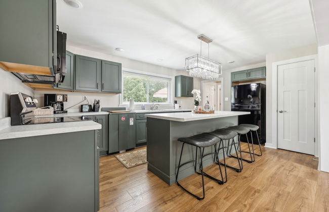 Tranquil Cozy 3br Home With Deck & Bbq 3 Bedroom Home by RedAwning - Photo 11