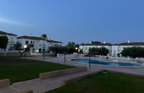 BEAUTIFUL RENOVATED 1 BEDROOM APARTMENT WITH ACCESS TO 4 POOLs - Foto 7