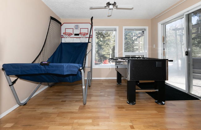 Dream 4-Br 4-Ba Chalet | Private Hot Tub | 2 min to Jasper National Park Gates - Photo 28