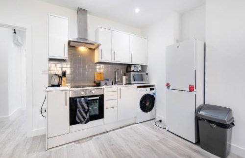 Luxurious 1 Bed Serviced Apartment with Wi-Fi - Photo 59