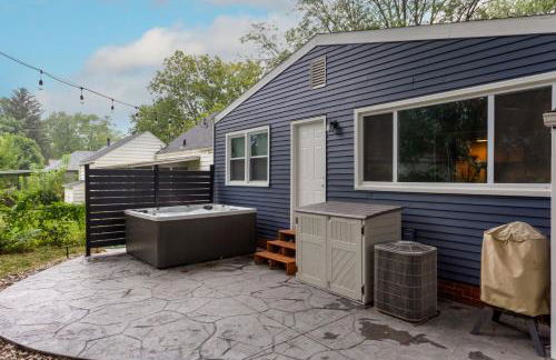 Near Drake/Downtown packed w/Amenities - Hot Tub - Movie Theater - Photo 14