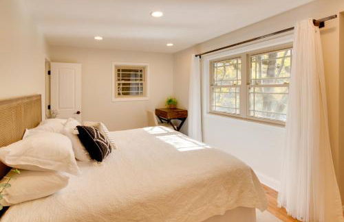 Lakefront Zirconia Home with Boathouse and Dock! - Foto 9