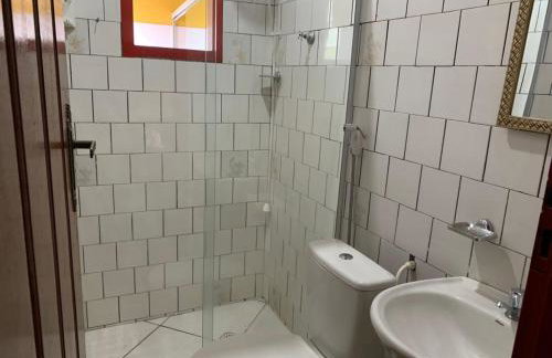 Casa Colorida - Acomodação para 14 pessoas - 10 minutos a pé do centro - Churrasqueira - Foto 8