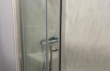 Stylish Studio flat 5, ensuite, kitchenette, Parking, Wifi,Smart TV,Nr Sandwell and Metropolitan Hospital - Foto 4