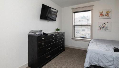 Fun Backyard Close to Downtown Pet Friendly 4BDRM - Photo 4