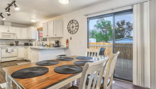 3BR with Patio and Fire pit near Hiking & Downtown - Foto 2