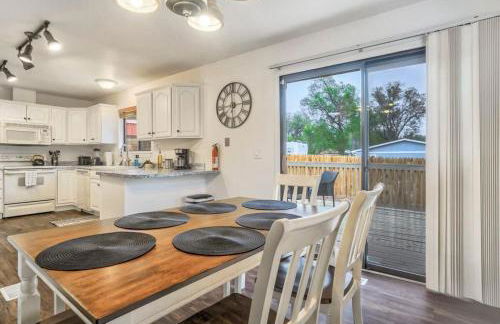 3BR with Patio and Fire pit near Hiking & Downtown - Foto 2