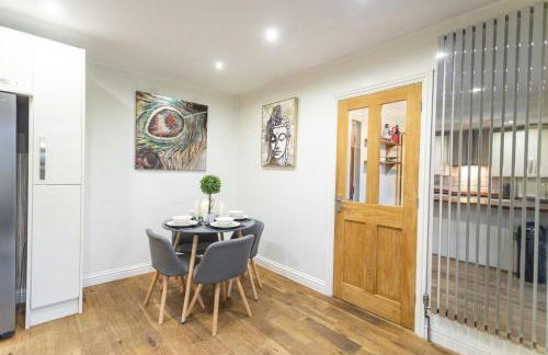 Elegant 5-Bed Home, Families & Friends, Sleeps 6, Parking, Free Wi-Fi - Foto 46