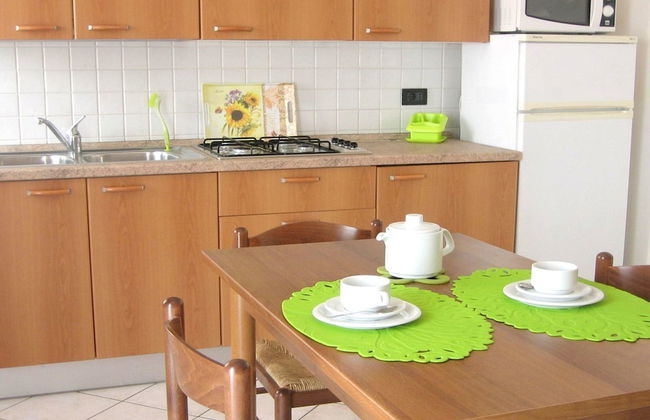 Spacious Apartment With Garden - Photo 8