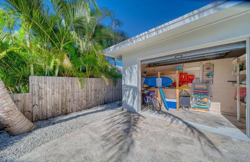 Tropical PoolHome Walk to Shops Near Beach - Foto 28