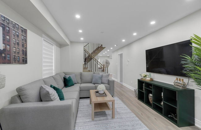 Beautiful House - On A Quiet Street - Photo 34