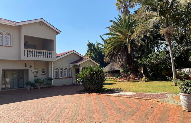 Luxurious 4 bed With Pool in Helensvale - 2255 - Foto 16