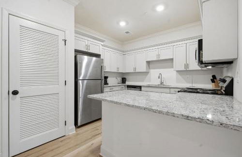 Chic 2BR2BA Home Great Location - Photo 2