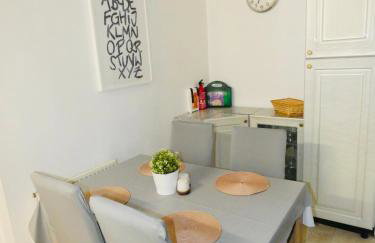 SPACIOUS 3 BED HOUSE WITH PARKING & GOOD TRANSPORT - Photo 13