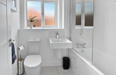 Amaya Seven - Luxury 3 bedroom detached house with garden & driveway - Sleeps 7 - Bottesford, Leicestershire - Foto 15