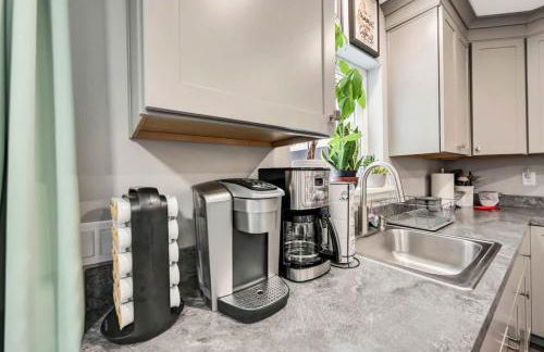 Modern 5BR, Kid-Friendly Home In Poconos with Pool Table - Foto 39