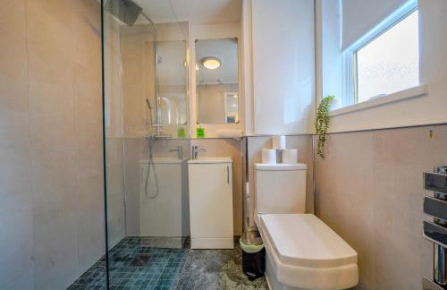 Stunning 1 Bedroom 4 Guest Flat by Anfield Stadium - Photo 5