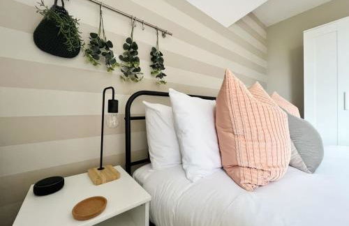 Gilmore House - 5 Bedroom Victorian Home with Hot Tub - Photo 34