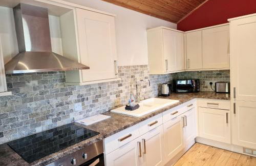 Kingfisher Lodge - Private Hot Tub - Infrared Sauna - Dog Friendly - Photo 18