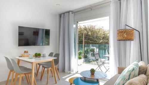 Sunny apartment 1B with balcony & pool in canyamel - Photo 1