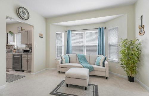 Modern 4BR Retreat with Free Parking in Prime CWE! - Foto 9