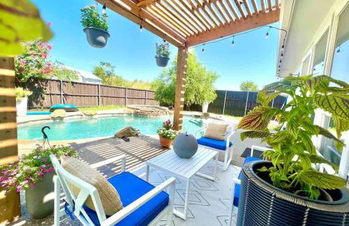 Sunny 4BR with Backyard Oasis - 15 Min to Lakes - Foto 1