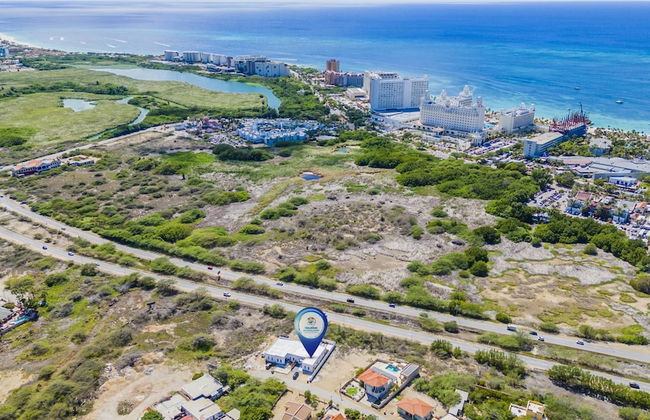 Brand NEW 3BR w Private Pool Walk to Palm Beach - Photo 42