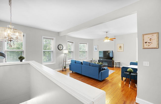 Spacious 3-Bedroom with King Bed - Photo 8