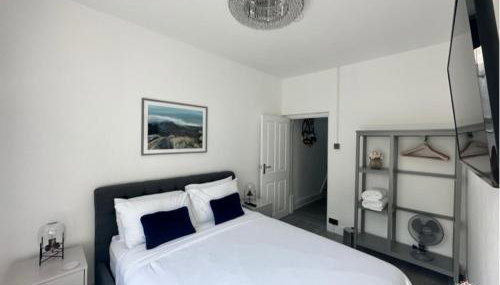 OCEAN ESCAPE 200m From the Sea, High Spec Town Centre Entire Flat, 3 Bedrooms, TVs All Rooms - Foto 5, wardrobe